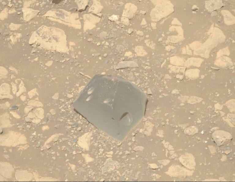 Марсоход Perseverance обнаружил необычный камень Skull Hill